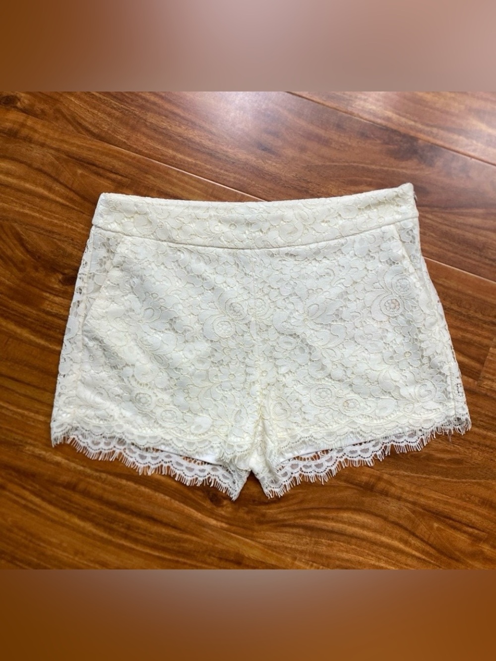 Express Women's Cream Lace Midrise Shorts Size 8 Classic Coastal Preppy Girly